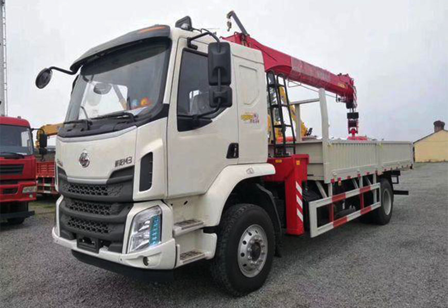 東風(fēng)柳汽乘龍8噸隨車吊 國六