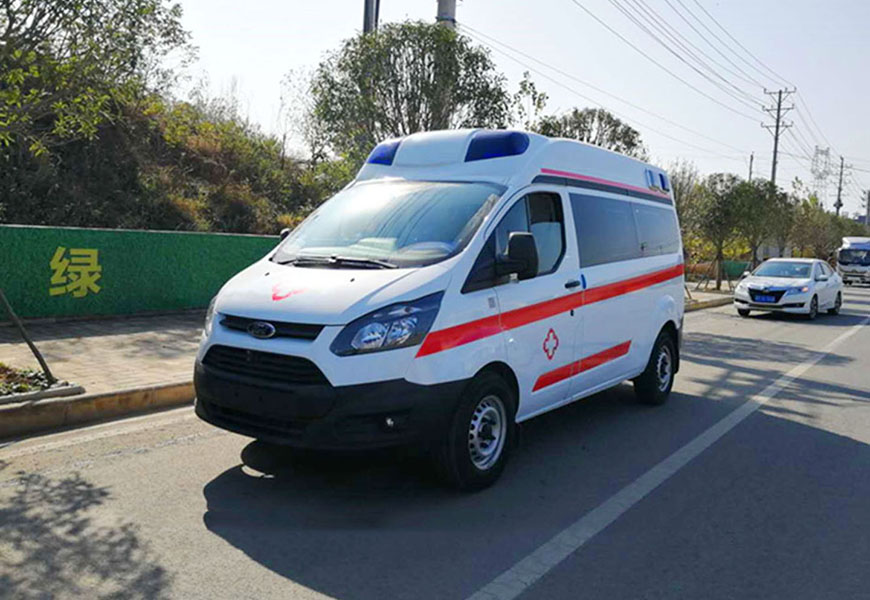 國六福特V362中軸中頂救護(hù)車(汽油版)
