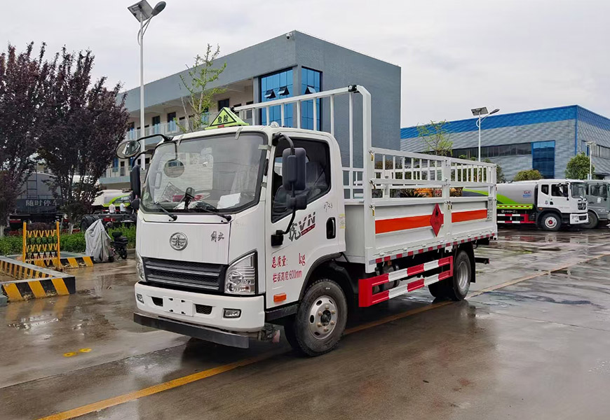 程力專汽解放小黃牌氣瓶運(yùn)輸車(chē)