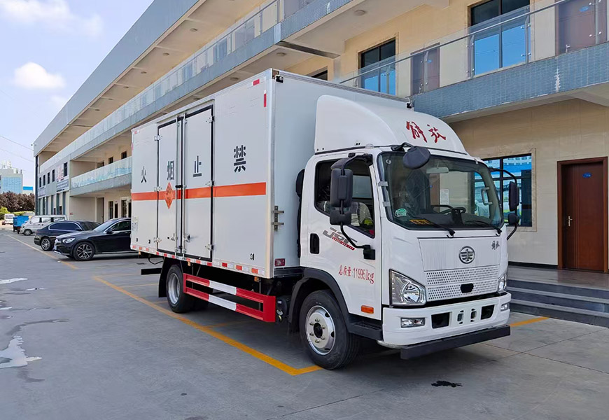 國(guó)六解放J6F危險(xiǎn)品廂式運(yùn)輸車(chē)|爆破器材運(yùn)輸車(chē)