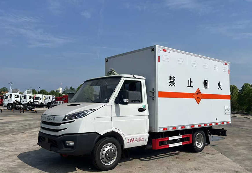 程力專汽國(guó)六依維柯得意藍(lán)牌爆破器材運(yùn)輸車(chē)