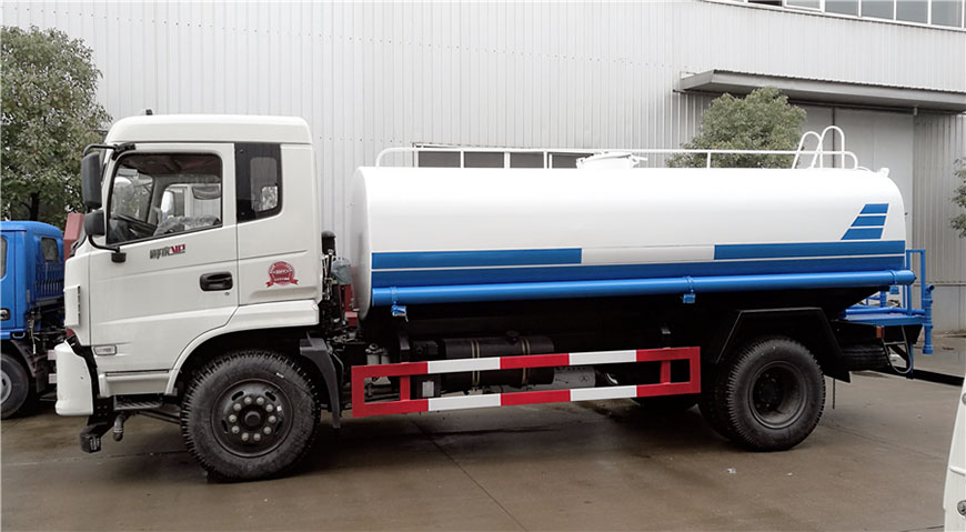 東風(fēng)御虎D913灑水車(chē)